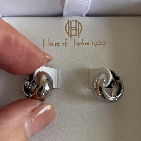 HOUSE OF HARLOW 1960 Silver Tone Huggie Hoop Earrings Chunky NIB - Picture 5 of 8